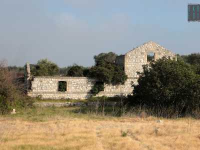 Usciamo quindi dalla chiesa per andare incontro all�ultima costruzione della tenuta: la stalla. Si tratta di un edificio che pare una piccola masseria fatta di mattoni bianchi invasa dalla vegetazione